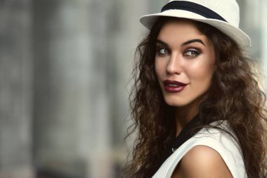 Bayan güzel bir gülümseme ile