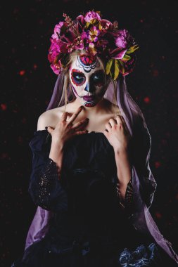 Muerto siyah elbiseli