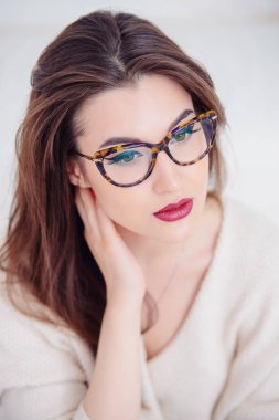 Esmer bir kadının portresi.