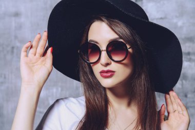 Siyah şapkalı kadın