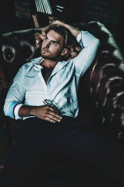 yakışıklı seksi adam