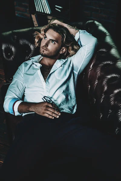 yakışıklı seksi adam