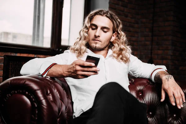 Kendine güvenen seksi adam