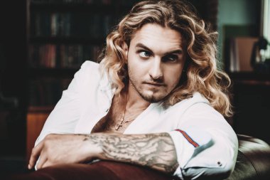 baştan çıkarıcı genç adam