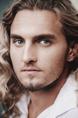 kıvırcık sarışın adam