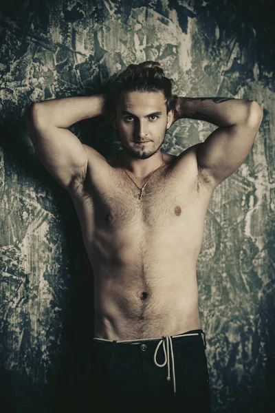 seksi bir adam gömleksiz