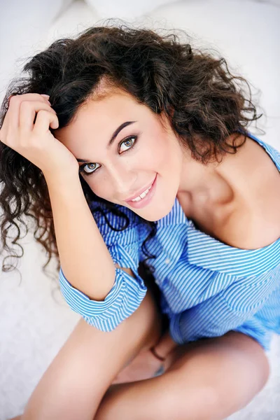 İspanyol kız gülümseyerek