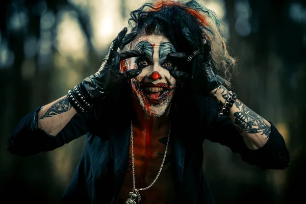 uğursuz palyaço gülüyor