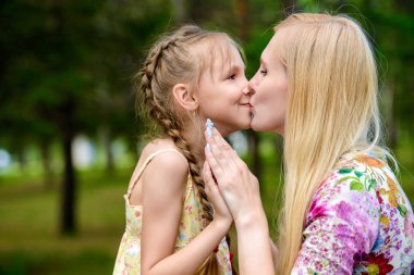 bir kızı öpüşme