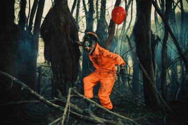 karanlık bir ormanda