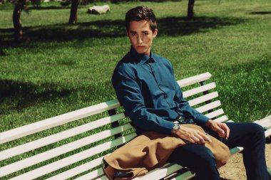 adam bir parkta heybetli