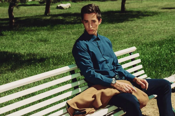 adam bir parkta heybetli