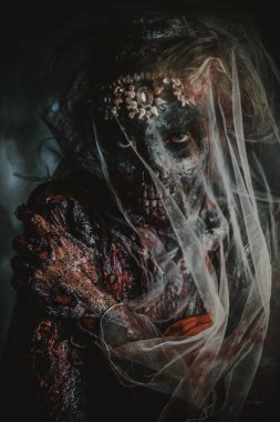 ölü gelin peçe altında