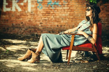 çekici bir kadın kot pantolon