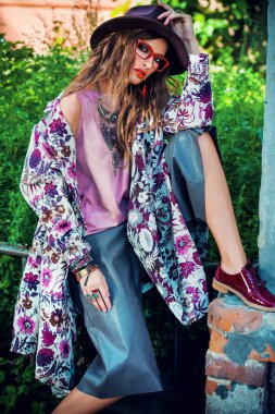 giysiler içinde çiçek süsler