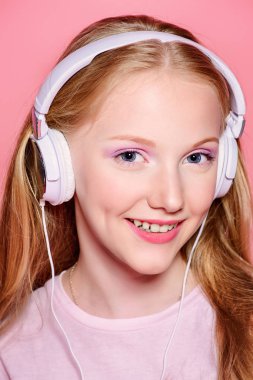 gülümseyen güzel teen