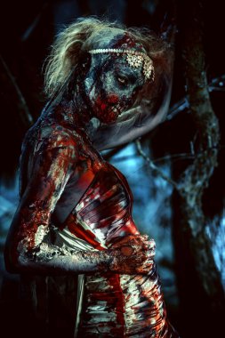 alacakaranlık bir mezarlık üzerinde