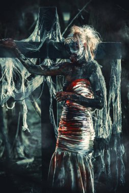 bir mezardan yükseldi