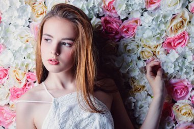 doğal makyaj ve çiçekler