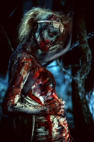 alacakaranlık bir mezarlık üzerinde