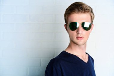 Polis güneş gözlüğü stili