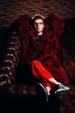 Uzun kırmızı kürk manto