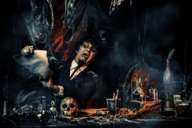 bir laboratuvarda eski bilim adamı