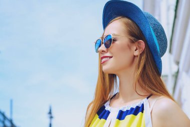 üzerinde mavi gökyüzü hayal