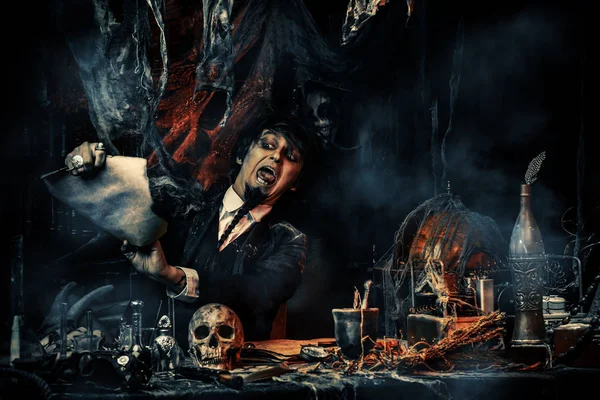 bir laboratuvarda eski bilim adamı