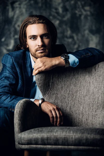 adam tarafından sandalye