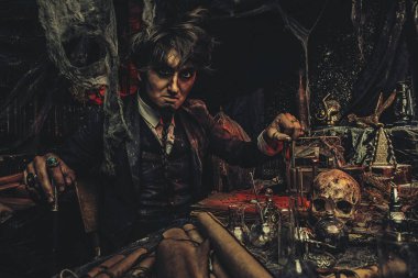 bir laboratuvarda çılgın bilim adamı