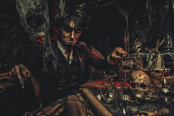 bir laboratuvarda çılgın bilim adamı