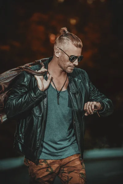 Motorcu gezi gidiyor