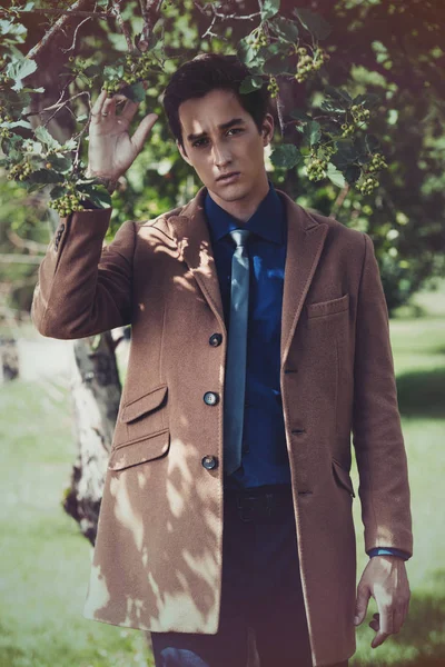 sonbahar paltolu adam