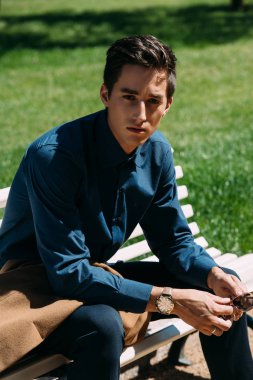 Parktaki genç adam.