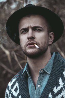 Sigara acımasız adam