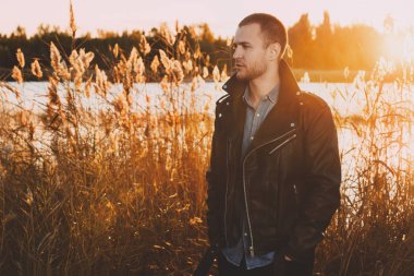 adam bir gün batımı