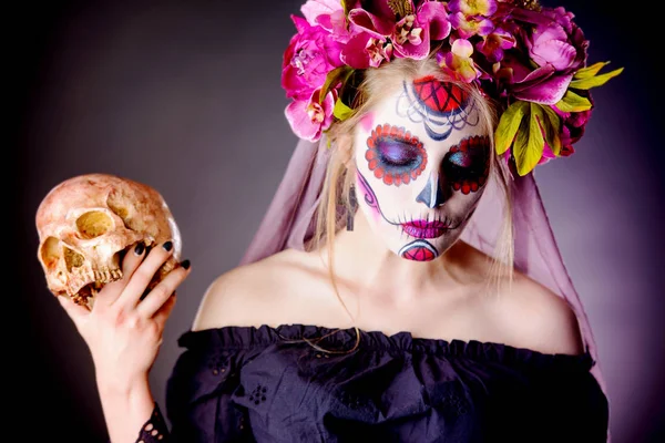 kafatası ile kadın