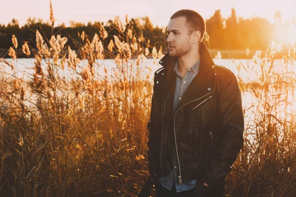 adam bir gün batımı