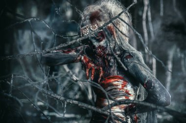 nişanlısı bir mezarlık üzerinde