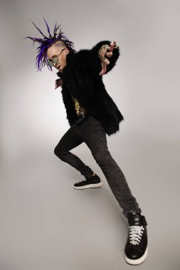 stüdyoda poz müzisyen