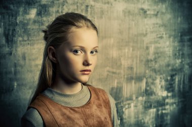 genç bir grunge duvar tarafından