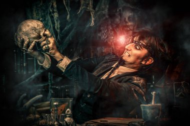 adam bir kafatası ile