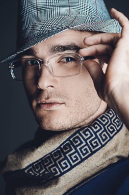 şık erkek gözlük