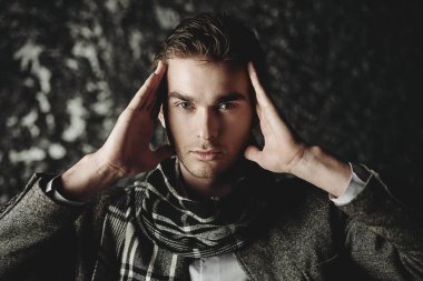 ciddi yakışıklı adam