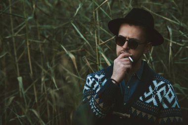 Sigara acımasız adam