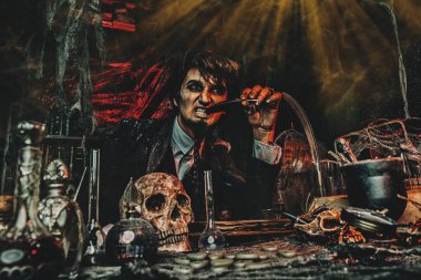 simyacı onun laboratuarında