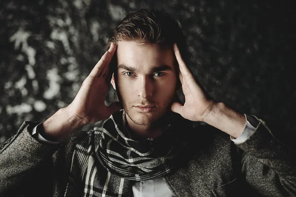 ciddi yakışıklı adam