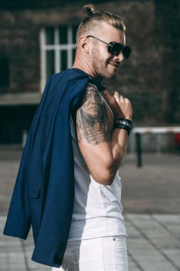 Olgun erkek gülümseyen