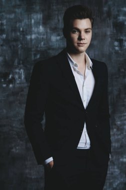 Kendine güvenen zarif adam